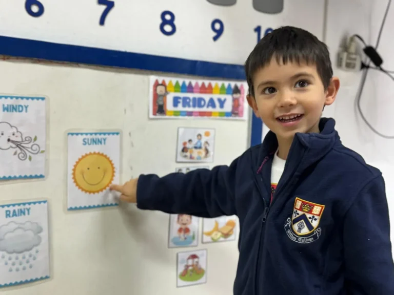 niño aprendiendo inglés en colegio bilingüe en uruguay